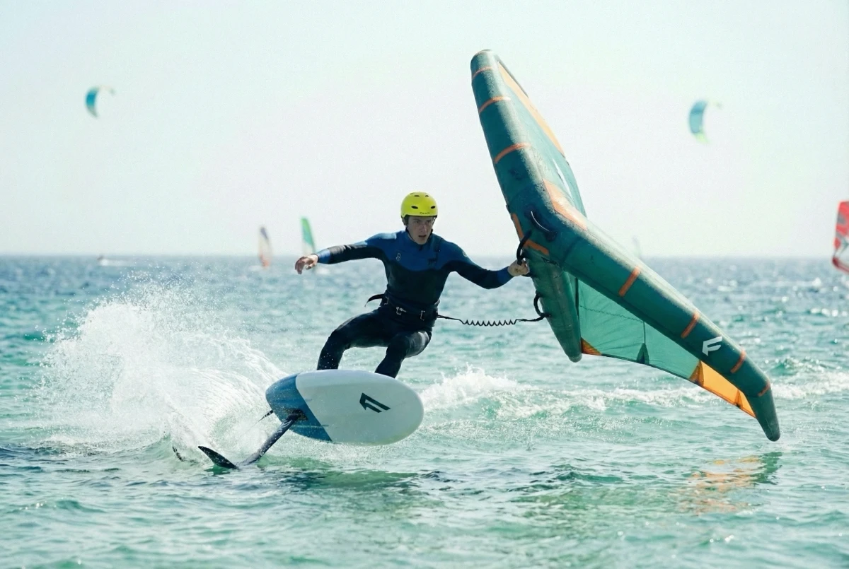 Wing-foiler riding clean